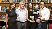 Com os pais, Sandra e Helio, a irmã, Katiucia, e o sobrinho, Eduardo, o piloto faz sessão de autógrafos. - Vagner Campos