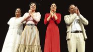 O elenco no palco: Thaís Garayp, Yásmin Gazal, Helena Ranaldi e Marcos Breda - Roberto Teixeira