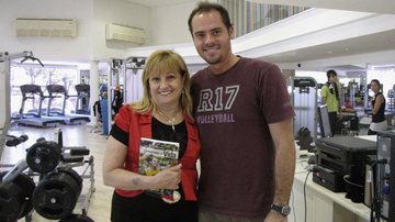 A deputada Maria Lúcia Amary ganha livro do jogador de vôlei Ricardinho, em SP.