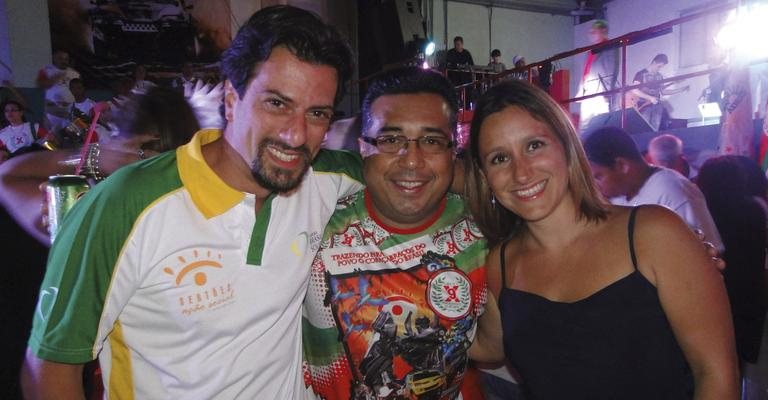 Em SP, José Carlos, da X-9 Paulistana, é ladeado pelo casal Luis Salvatore e Danielle Haydée.