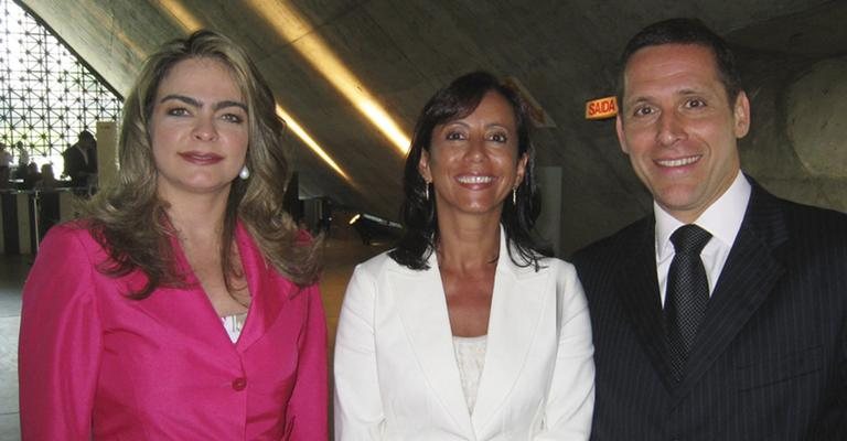 Liliane Ventura apresenta congresso com a secretária de Justiça do Estado de SP, Eloiza de Sousa Arruda, e o deputado Fernando Capez.