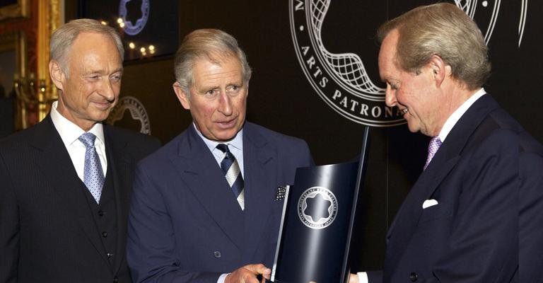 O príncipe Charles, da Inglaterra, recebe prêmio de Lord Douro, ao lado de Lutz Bethge, em Londres.