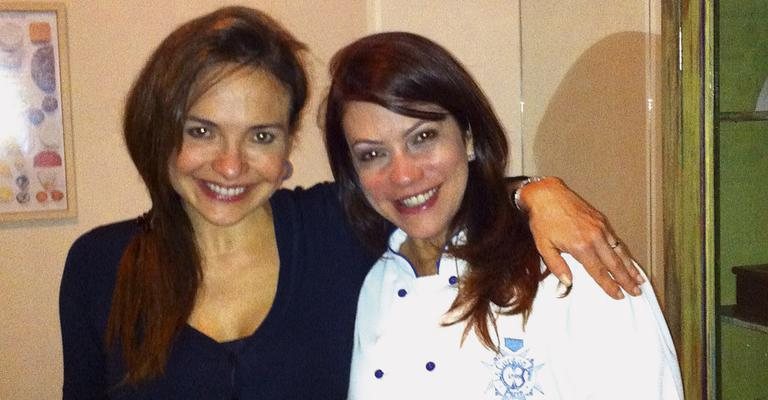 Luiza Tomé parabeniza a chef Eliane Carvalho, em SP.