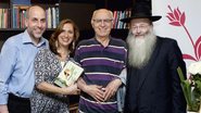 Lançando o livro Maly, Léa Michaan entre o marido, Maurício, e Rafael Teitelbaum e Shie Pasternak, em SP.