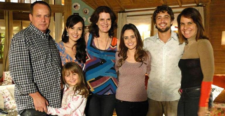 Lícia Manzo visita o elenco de 'A Vida da Gente' - Reprodução / TV Globo