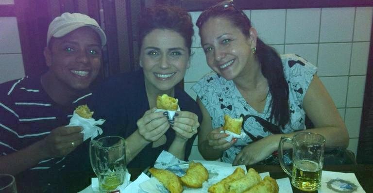 Giovanna Antonelli come pastéis em intervalo de gravação - Reprodução/Twitter