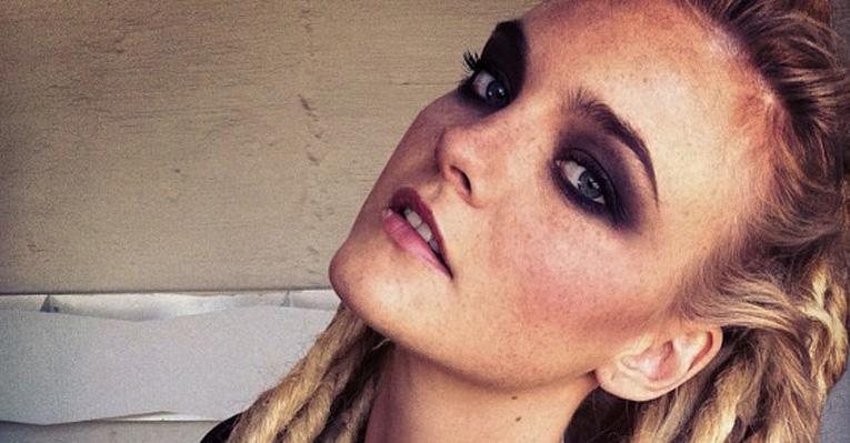 Caroline Trentini adere aos dreadlocks - Reprodução Twitter