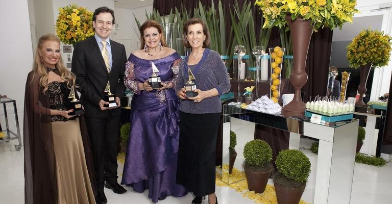 Brunete, Celso, Zildetti, com o troféu para CARAS, e Cris.