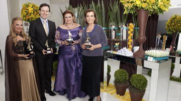 Brunete, Celso, Zildetti, com o troféu para CARAS, e Cris.