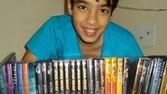 Matheus Costa e sua coleção de DVDs - Reprodução / BlogLog