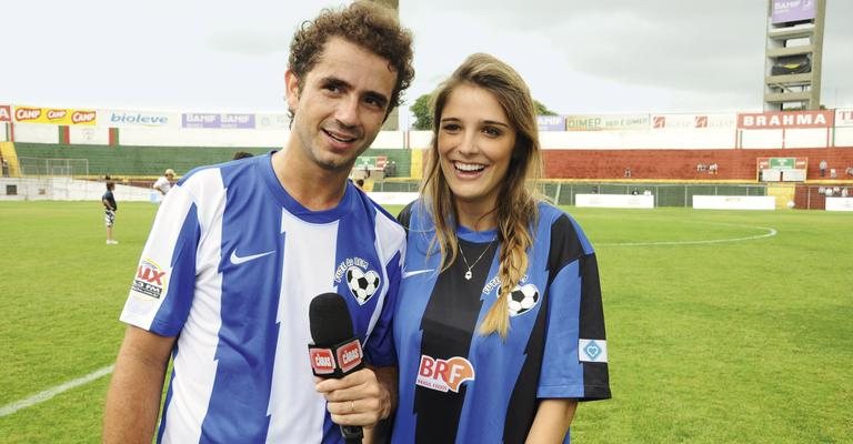 No gramado, casal faz partida do bem - Tiago Archanjo