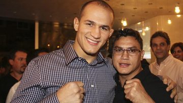 O lutador Junior dos Santos Cigano celebra sucesso no UFC com o ex-pugilista Acelino Freitas, o Popó, em loja de esportes, SP.