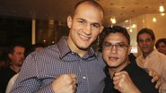 O lutador Junior dos Santos Cigano celebra sucesso no UFC com o ex-pugilista Acelino Freitas, o Popó, em loja de esportes, SP.