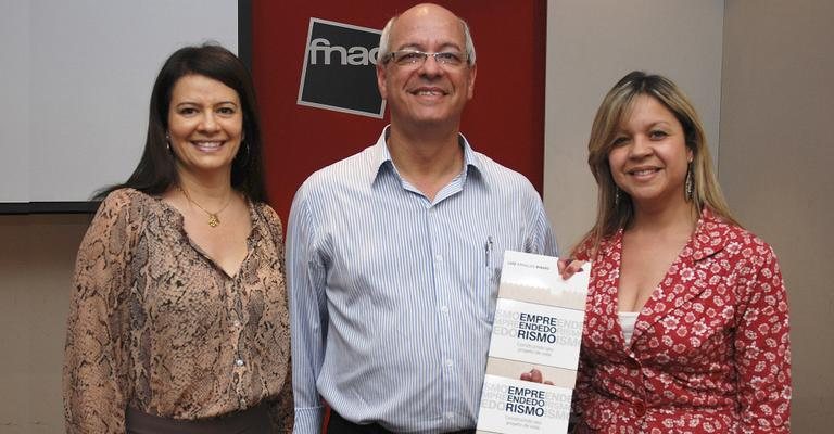 Em SP, Luiz Arnaldo Biagio e Daniela Manole recebem Solange Ferreira de Moraes na noite de autógrafos de Empreendedorismo – Construindo Seu Projeto de Vida, obra de Luiz Arnaldo.