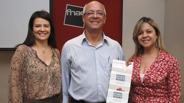 Em SP, Luiz Arnaldo Biagio e Daniela Manole recebem Solange Ferreira de Moraes na noite de autógrafos de Empreendedorismo – Construindo Seu Projeto de Vida, obra de Luiz Arnaldo.