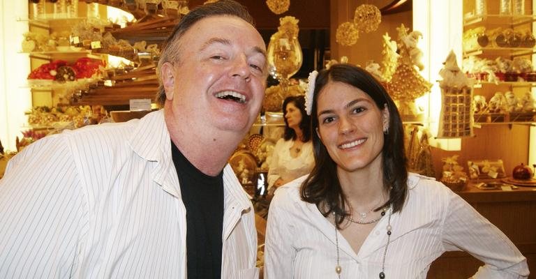 Marcelo Mansfield prova drageados de chocolate ao lado de Patricia Landmann.