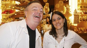 Marcelo Mansfield prova drageados de chocolate ao lado de Patricia Landmann.