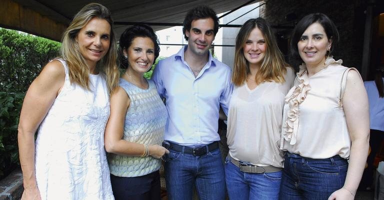 Silvia Furmanovich e Claudia Saad, nas pontas, recebem a chique Cris Lotaif e o jovem casal Alexandre Furmanovich, filho de Silvia, e Letícia Birkheuer em apresentação de suas coleções de joias e camisetas de luxo, em São Paulo.