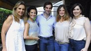 Silvia Furmanovich e Claudia Saad, nas pontas, recebem a chique Cris Lotaif e o jovem casal Alexandre Furmanovich, filho de Silvia, e Letícia Birkheuer em apresentação de suas coleções de joias e camisetas de luxo, em São Paulo.