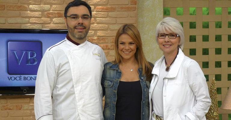 Carol Minhoto, ao centro, recebe o chef Renato Caleffi e a nutricionista Gisela Savioli na atração da TV Gazeta, em São Paulo.