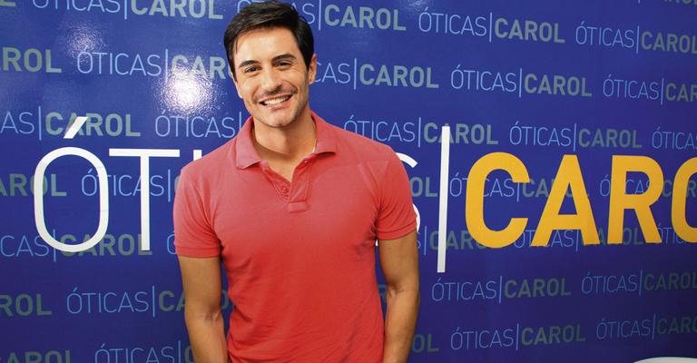 O ator Ricardo Tozzi vai a abertura de filial de ótica, em Teresina, capital do Piauí.