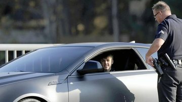 Justin Bieber é parado por oficial da polícia - The Grosby Group