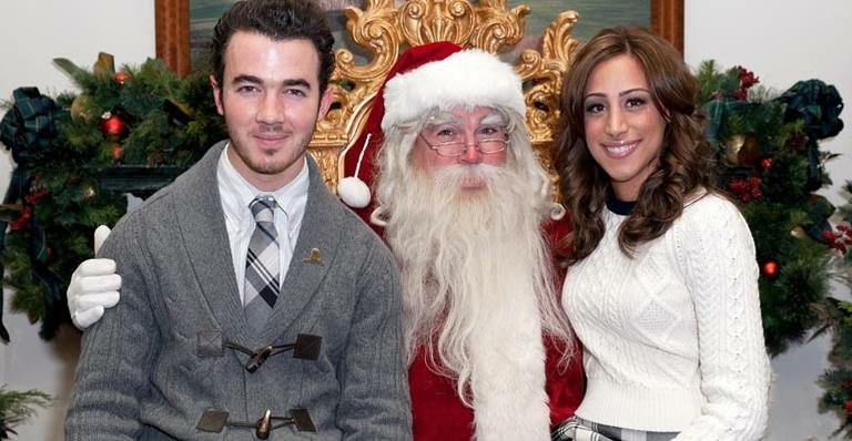 Kevin Jonas e Danielle encontram o Papai Noel - Getty Images