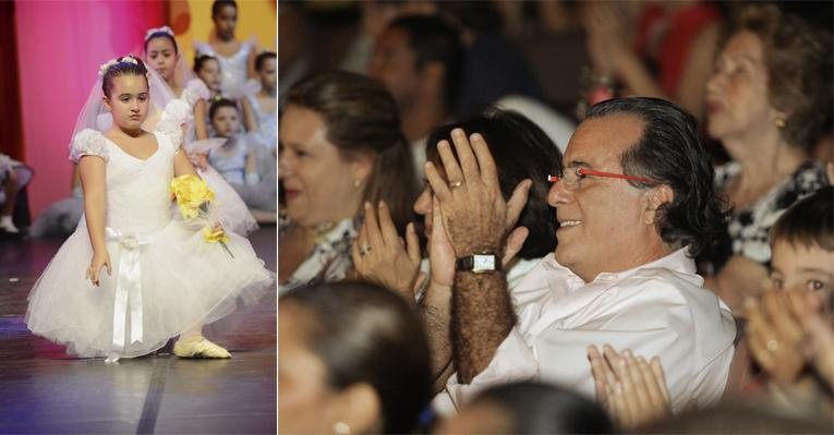 Tony, ao lado da mulher, Lidiane, aplaude a performance da neta Gabriela.