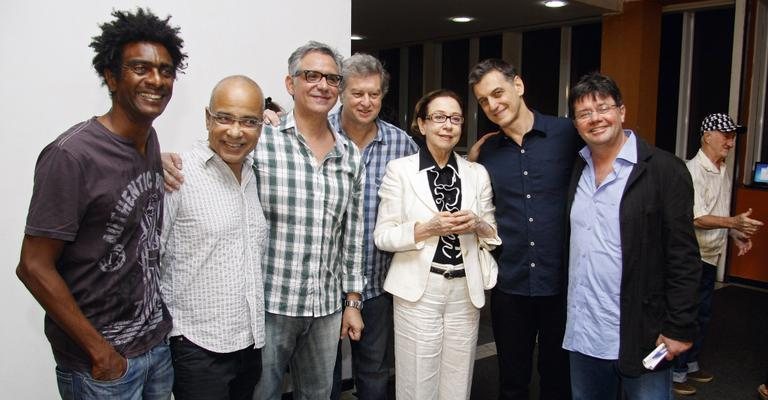 A atriz entre Hélio de la Peña, Claudio Manoel, Hubert, Beto Silva, o diretor Victor Lopes e Marcelo Madureira. - Agnews