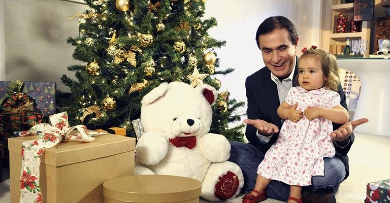 O apresentador grava vinheta de Natal com a neta, Clarice - Ana Carolina Lopes