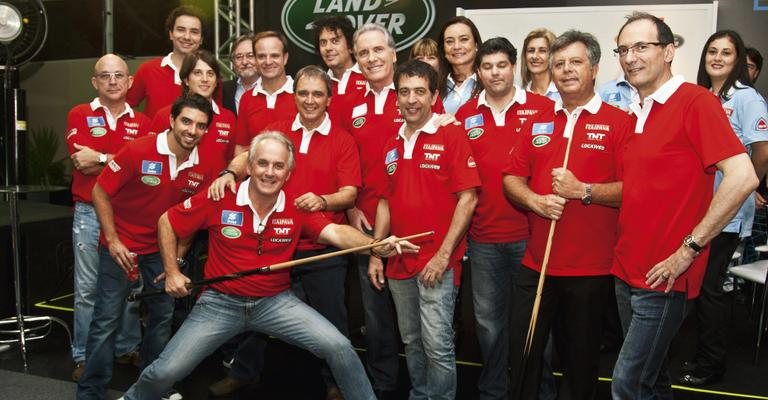 Felipe Almeida, Otávio Mesquita, Reginaldo Leme e Ricardo Almeida, na frente, José Bello, Marco Luque, Pedro Queirolo, Flavio Padovan, Rubens Barrichello, João Armentano, Roberto Justus, Silvia Taioli, Eduardo Oliveira, Carlos Henrique Almeida e Britto Jr. - Vagner Campos