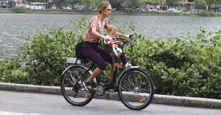 Betty leva Alice e Helena para passear e dá atenção individualizada às meninas, primeiro na bicicleta... - Dilson Silva