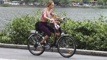 Betty leva Alice e Helena para passear e dá atenção individualizada às meninas, primeiro na bicicleta... - Dilson Silva