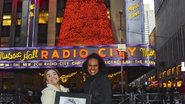 Atrizes de Priscilla, que estreia em março, a dupla visita pontos turísticos como o Radio City Music Hall e... - João Passos / Brasil