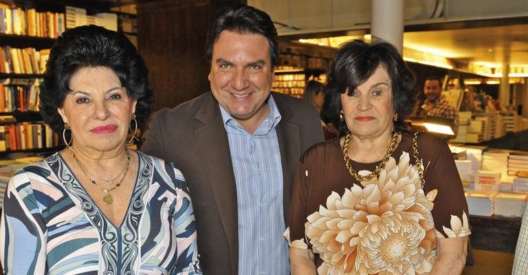 Sylvia Maluf, Mario Sergio Garcia e Ilda Zarzur no lançamento do livro Projeto Bi, em livraria de São Paulo.