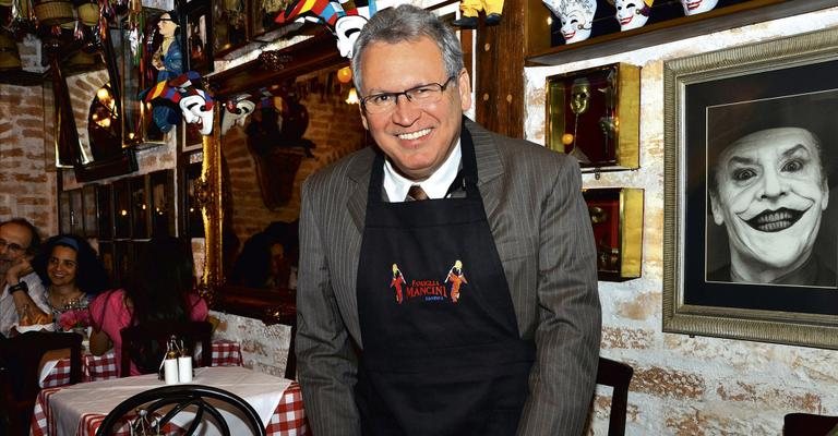 Presidente de rede de farmácias, Sidney Oliveira ganha avental de tradicional restaurante italiano de SP.