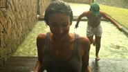 Claudia Leitte toma banho de chuva com a prima, Maria Julia - Reprodução/Twitter