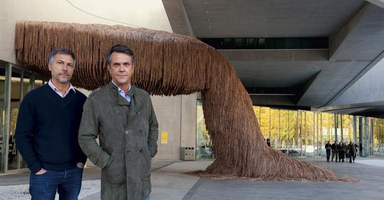 Humberto e o caçula, Fernando, diante de sua majestosa Maloca, obra integrante da mostra no Maxxi, na capital italiana. - Victor Sokolowicz