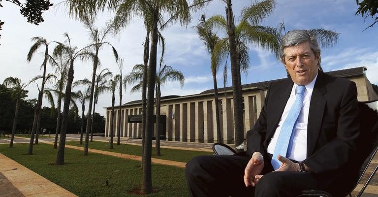 Momento descontraído do embaixador na frente da imponente colunata da fachada principal do edifício. - Roberto Jayme