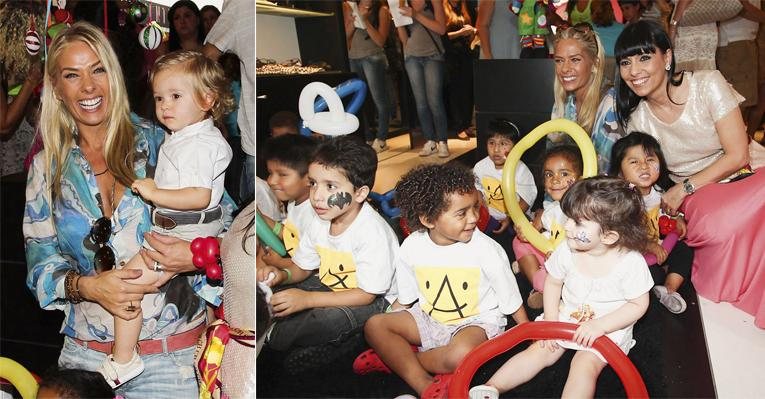 Com o filho, Galisteu curte a festa de Natal em prol da Associação de Assistência à Criança Deficiente. Ao lado da anfitriã, Deborah Ventura, ela participa das brincadeiras com a meninada. - Manuela Scarpa