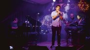 Dono de belo timbre, o jovem colheu dezenas de elogios após apresentar o show Improvável em SP. - Gabriel Chiarastelli