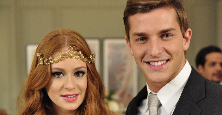 Marina Ruy Barbosa ao lado de Klébber Toledo em cena da novela 'Morde & Assopra' - TV Globo / Estevam Avellar