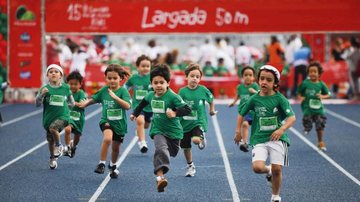 Casal aplaude os filhinhos em corrida - Arthur Simões