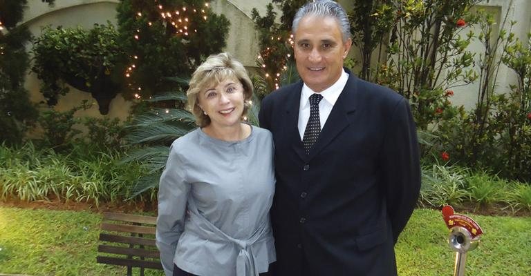 Golda Boruchowski recebe Tite, técnico do Corinthians, em hotel paulista que gerencia.