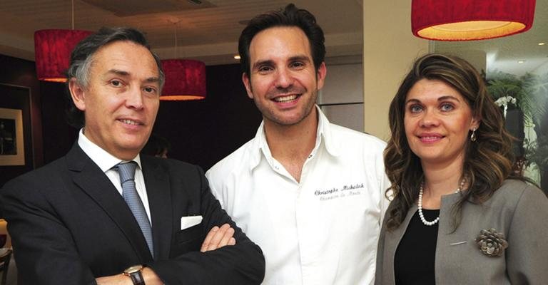 Diretor geral de hotel de luxo francês, François Delahaye recebe o chef Christophe Michalak e a dir. de vendas Gloria Mendez.