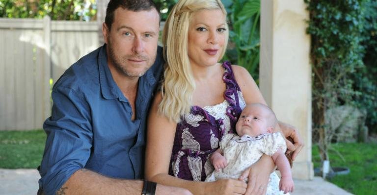 Tori Spelling com o marido, Dean McDermott, e sua filha recém-nascida, Hattie Margaret - The Grosby Group