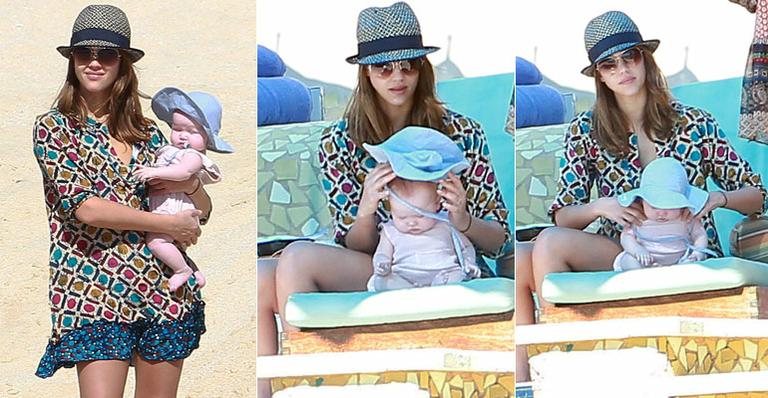 Jessica Alba na praia com as filhas - GrosbyGroup