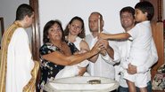 No altar, Maria Teresa, madrinha de Laura, Ju, seu irmão Christiano e Mario, com Miguel no colo, prestam atenção às palavras do padre Marcelo, em igreja do Rio. - Renato Wrobel