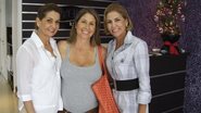 A apresentadora da Band Patricia Maldonado, ao centro, é recebida pelas irmãs, sócias e esteticistas Neide e Nilza Bittencourt em seu espaço de beleza, em SP.