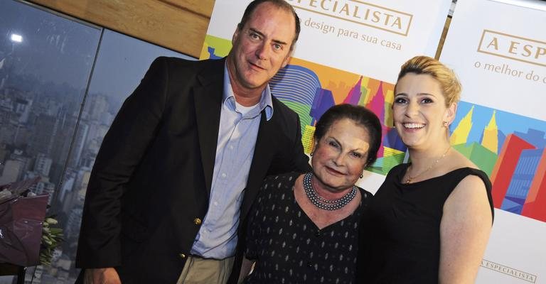 Bobby Krell e a mãe, Olga Krell, são recebidos por Erica Lorca em evento de marca de decoração, em SP.